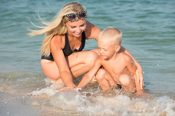 Madre Hijo Juntos Ven Una Medusa Playa —  Fotos de Stock