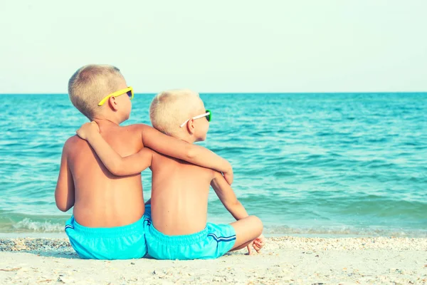 Dos Hermanos Descansando Playa Sentados Arena Mirando Mar Vacaciones Verano — Foto de Stock