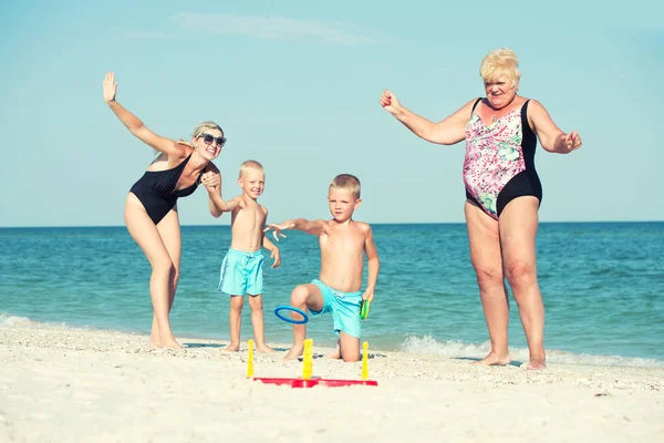 Enfants Avec Leur Mère Leur Grand Mère Jouant Jeu Jetant — Photo