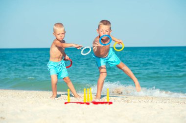 Sahilde yüzük atma oyun oynamak kardeşler.