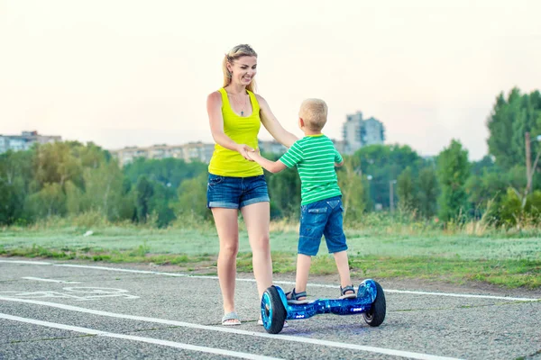 Mère Apprend Son Petit Fils Monter Sur Tableau Équilibre — Photo