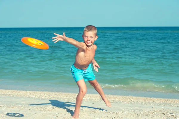 Niño Está Jugando Con Frisbee Playa — Foto de Stock