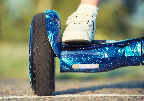 Niño Está Montando Tablero Equilibrio Piernas Tablero Flotante — Foto de Stock