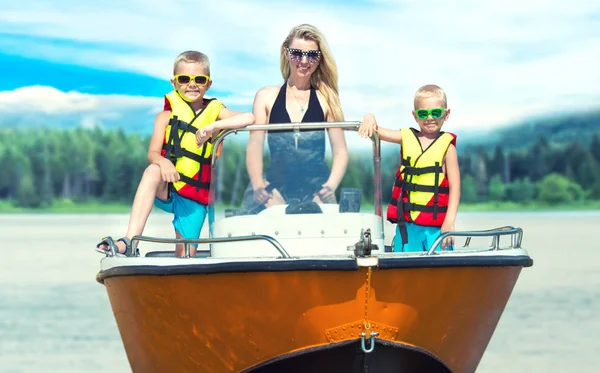 Mutter Und Zwei Söhne Schwimmen Mit Motorboot Auf Dem See — Stockfoto