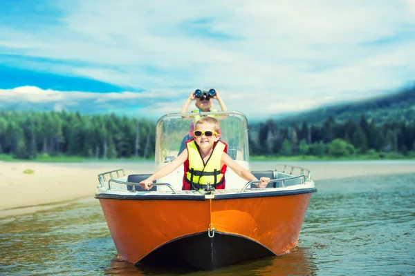 Zwei Brüder Schwimmen Auf Einem Motorboot Auf Dem See — Stockfoto