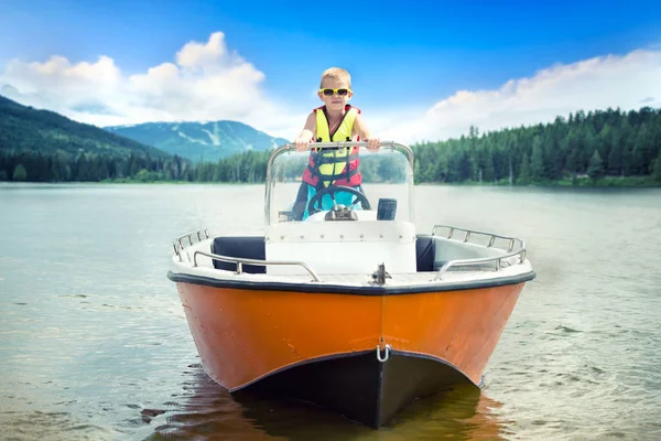 Das Kind Träumt Davon Kapitän Werden Das Erste Schwimmen Auf — Stockfoto