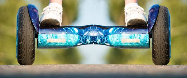 Menino Está Montando Giroboard Legs Hover Board — Fotografia de Stock