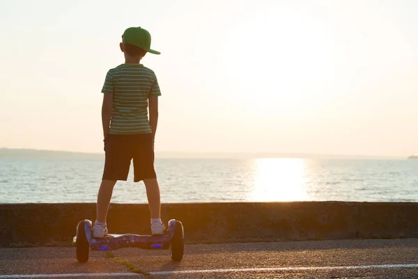 Niño Está Montando Tablero Equilibrios Niño Camina Largo Del Terraplén — Foto de Stock