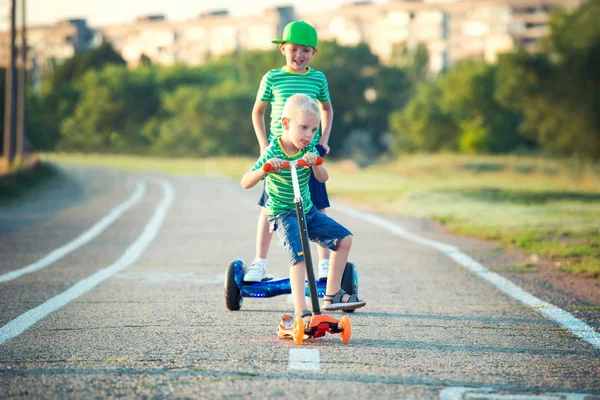 Dos Hermanos Compiten Que Más Rápido — Foto de Stock