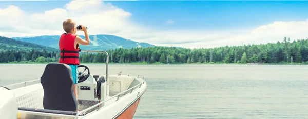 아이는 선장이 호수에서 최초로 모터보트를 헤엄치는 — 스톡 사진