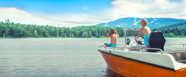 Zwei Brüder Schwimmen Auf Einem Motorboot Auf Dem See — Stockfoto