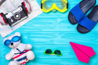 ahşap arka plan üzerinde plaj aksesuarları.