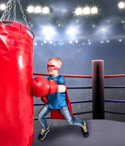 Uma Criança Vestida Super Herói Atleta Boxeador Boxer Está Batendo — Fotografia de Stock