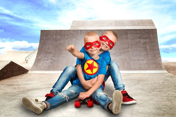 Niños Con Disfraces Superhéroes Montados Colinas Empinadas Para Patinar Skate —  Fotos de Stock