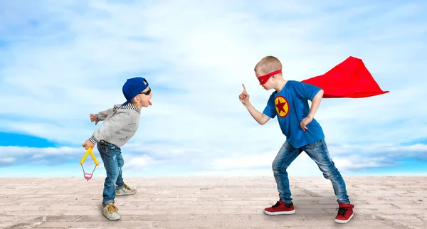 Chłopiec Kostium Superbohatera Uczy Trochę Bully Regulaminu Dobry Behavio — Zdjęcie stockowe