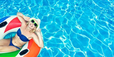 Şişme ringde dinlendirici mavi Yüzme Havuzu ile güzel genç kadın