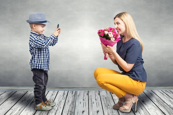 Liten Pojke Att Bilder Mobil Telefon Din Mamma Med Bukett — Stockfoto