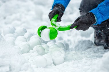  Snowball oyunu. Çocuklar kartopu yapmak.