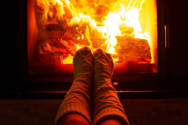 Eine Frau Stricksocken Sitzt Einem Kalten Winterabend Kamin — Stockfoto