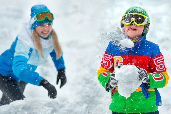 Mutter Und Sohn Spielen Einem Frostigen Wintertag Schneebälle Winterurlaubs Familie — Stockfoto