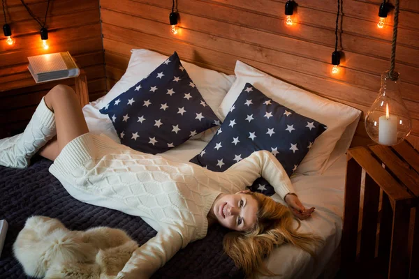 Una Mujer Ropa Punto Está Acostada Descansando Una Cama Una — Foto de Stock