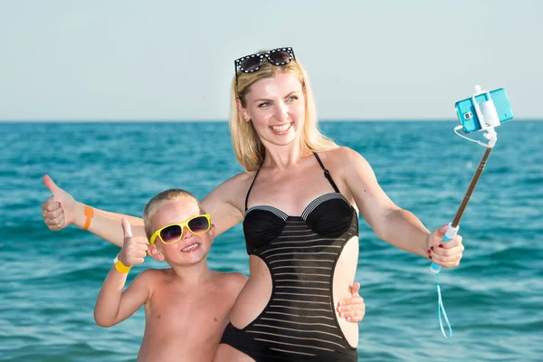 Madre Hijo Trajes Baño Gafas Sol Tomando Una Selfie Teléfono —  Fotos de Stock