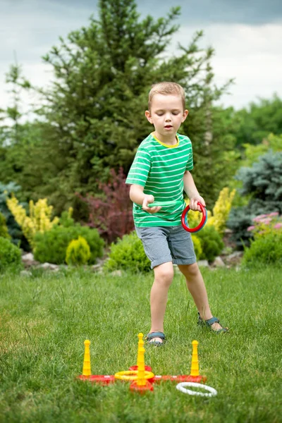 Lindo Chico Jugando Juego Lanzar Anillos Aire Libre Verano Parque — Foto de Stock