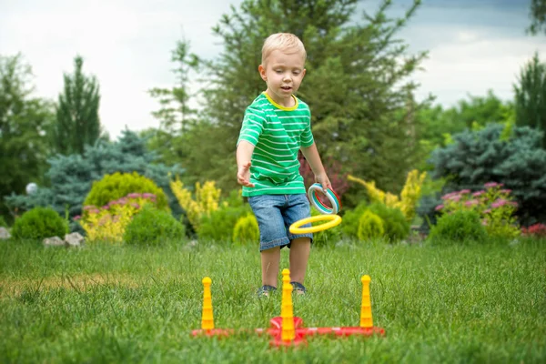 Lindo Chico Jugando Juego Lanzar Anillos Aire Libre Verano Parque — Foto de Stock