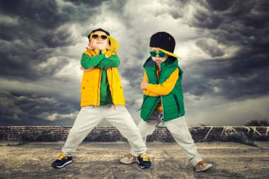 Break dans dans iki kardeş. Hip-hop tarzı. Havalı çocuklar.