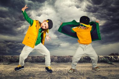 Break dans dans iki kardeş. Hip-hop tarzı. Havalı çocuklar. Çocuk moda.