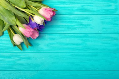 Bahar arka plan! Lale ahşap arka plan üzerinde bir buket. Sevgililer günü, Woman's Day, anneler günü, Paskalya için tatil tebrik kartı!
