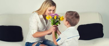 Oğlu sevgili annesi Lale güzel bir buket verir. Kutlama, kavramı kadınlar günü.