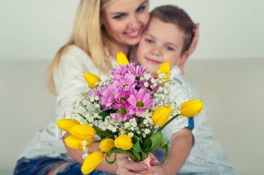 Oğlu sevgili annesi Lale güzel bir buket verir. Kutlama, kavramı kadınlar günü.