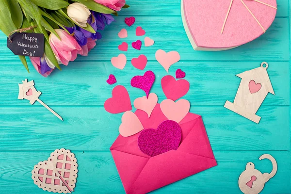 День Святого Валентина Тло Букетом Тюльпани Подарунок Відкрити Конверт Якому — стокове фото