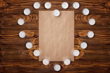 Ahşap bir arka plan üzerinde mumlar yanan Day.The kalp Valentine's. Kraft kağıt ile kopya alanı için tatilden selamlar