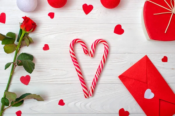 День Святого Валентина Фон Сладким Карамельным Сердцем Красная Роза Подарок — стоковое фото