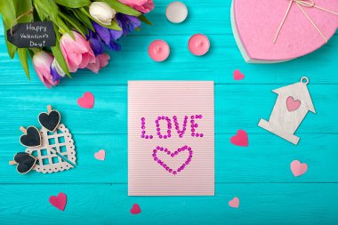 Buket laleler, kalpleri ile bir kart ve bir hediye ile Sevgililer günü arka plan.