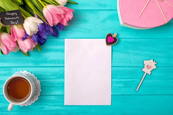 Valentin Nap Háttérben Tulipán Kártya Egy Ajándék Szív Alakú Csokor — Stock Fotó