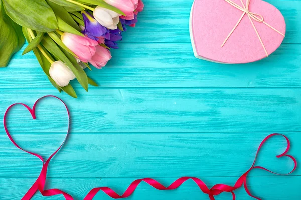 День Святого Валентина Фон Букетом Тюльпанов Лентой Форме Сердца — стоковое фото