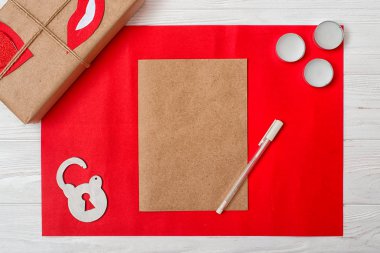Sevgiliye arka plan kağıt, romantik yazılar ve hediye kutusu boş bir levha ile