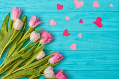 Buket laleler ve kalpleri Sevgililer Sevgililer günü arka plan.