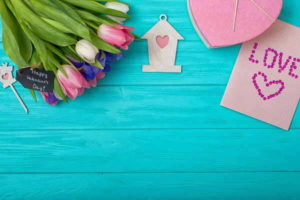 Csokor Tulipán Egy Valentin Kártyát Egy Ajándék Valentin Nap Háttér — Stock Fotó
