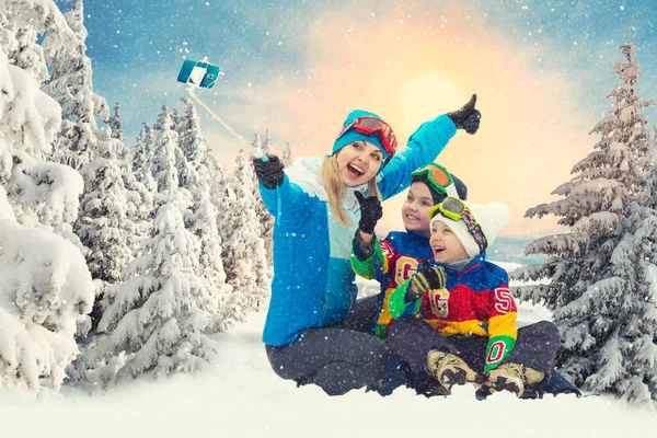 Mutter Die Mit Kindern Verschneiten Wald Spazieren Geht Winterspaß — Stockfoto
