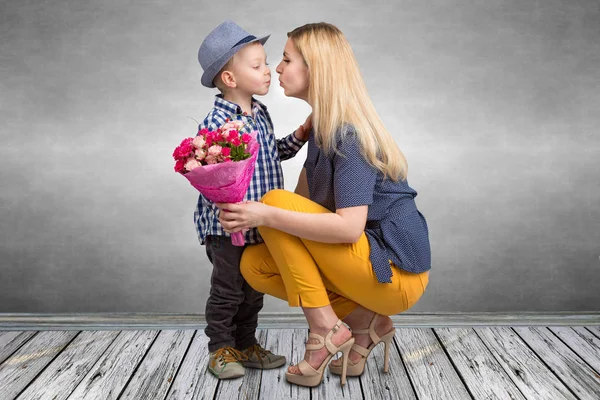 小儿子给他心爱的母亲一束美丽的粉红玫瑰 亲吻妈妈 妇女节 母亲节这一天 — 图库照片