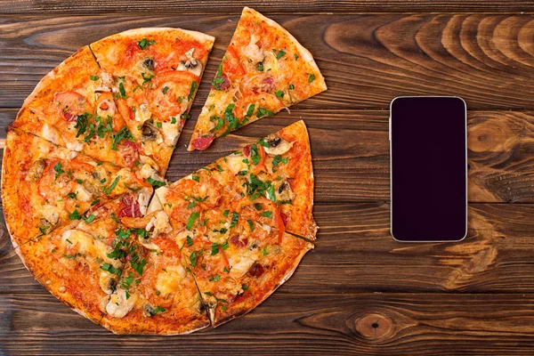 Čerstvé Pečené Pizzy Smartphone Dřevěný Stůl Kopie Prostoru Rozvoz Jídel — Stock fotografie