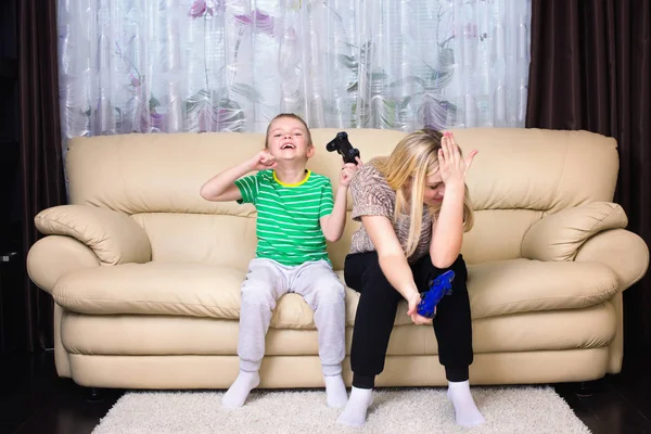 Mother Son Play Video Games Together — Stock Photo, Image