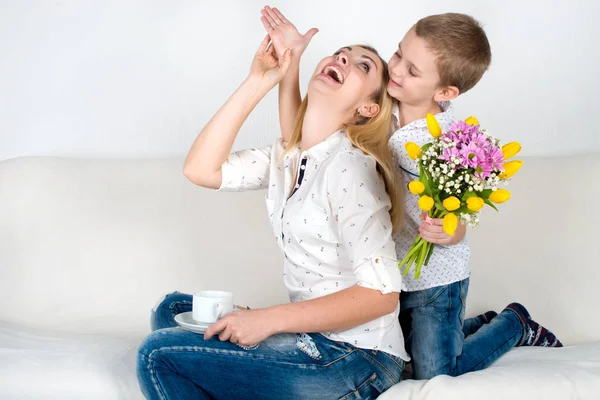 儿子在他心爱的母亲身后捧着美丽的花朵 庆祝的概念 妇女节 — 图库照片