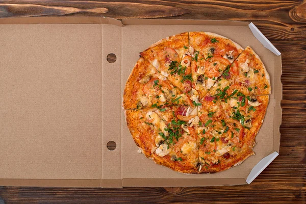 Ahşap Bir Masa Üstünde Belgili Tanımlık Kutu Lezzetli Talyan Pizza — Stok fotoğraf