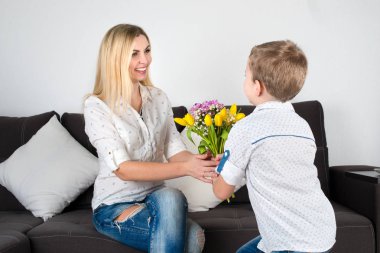 Oğlu sevgili annesi Lale güzel bir buket verir. Kutlama, kavramı kadınlar günü.