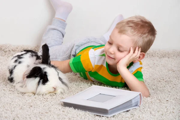 Niño Pequeño Está Acostado Alfombra Con Amado Conejo Acariciando Mascota — Foto de Stock